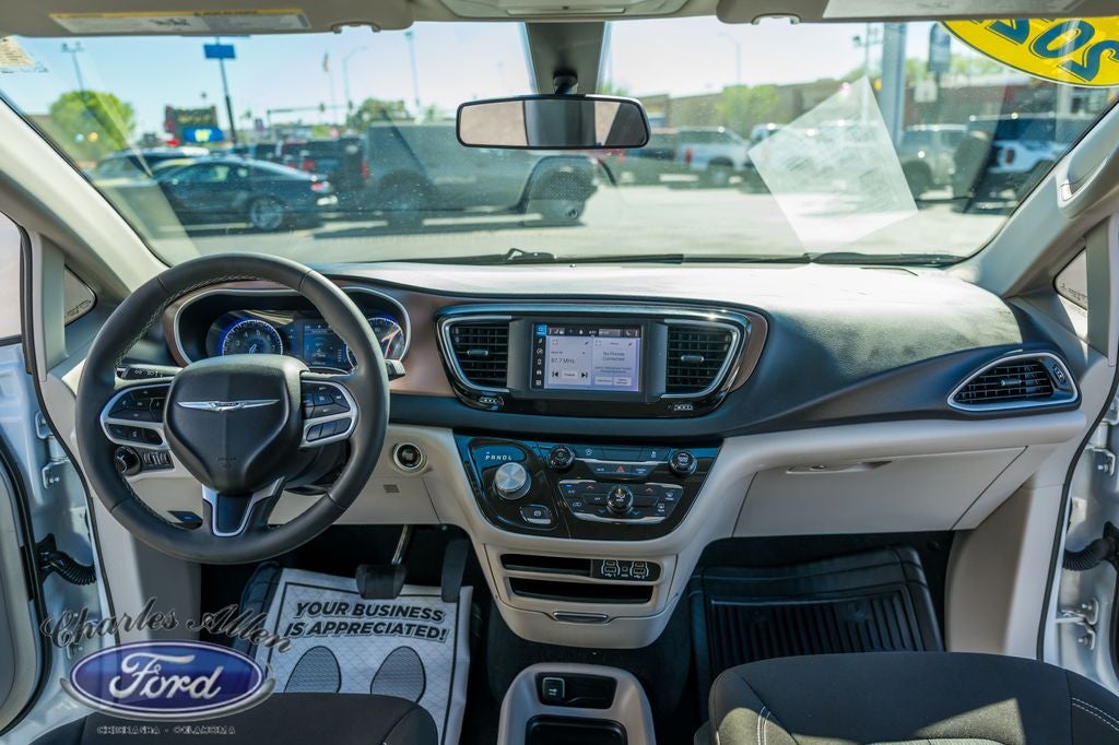 2022 Chrysler Voyager LX