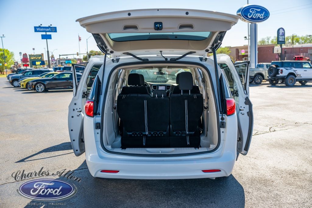 2022 Chrysler Voyager LX
