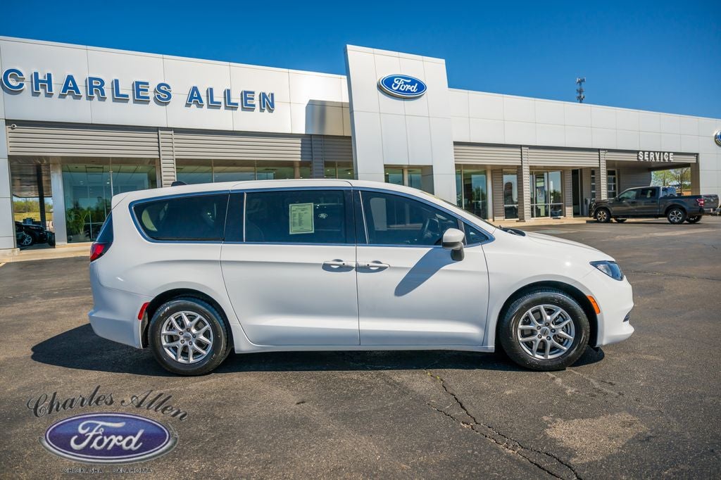 2022 Chrysler Voyager LX