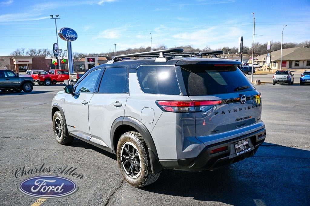 2024 Nissan Pathfinder SV
