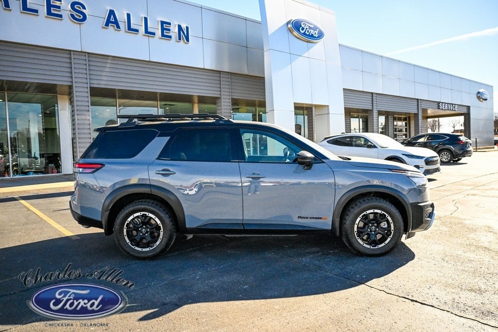 2024 Nissan Pathfinder SV